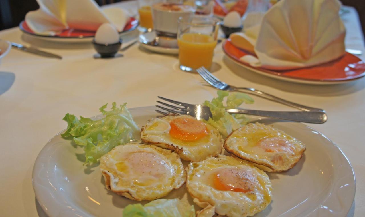 Hotel Heimfeld Restaurant Cafe Garching an Der Alz Exteriör bild