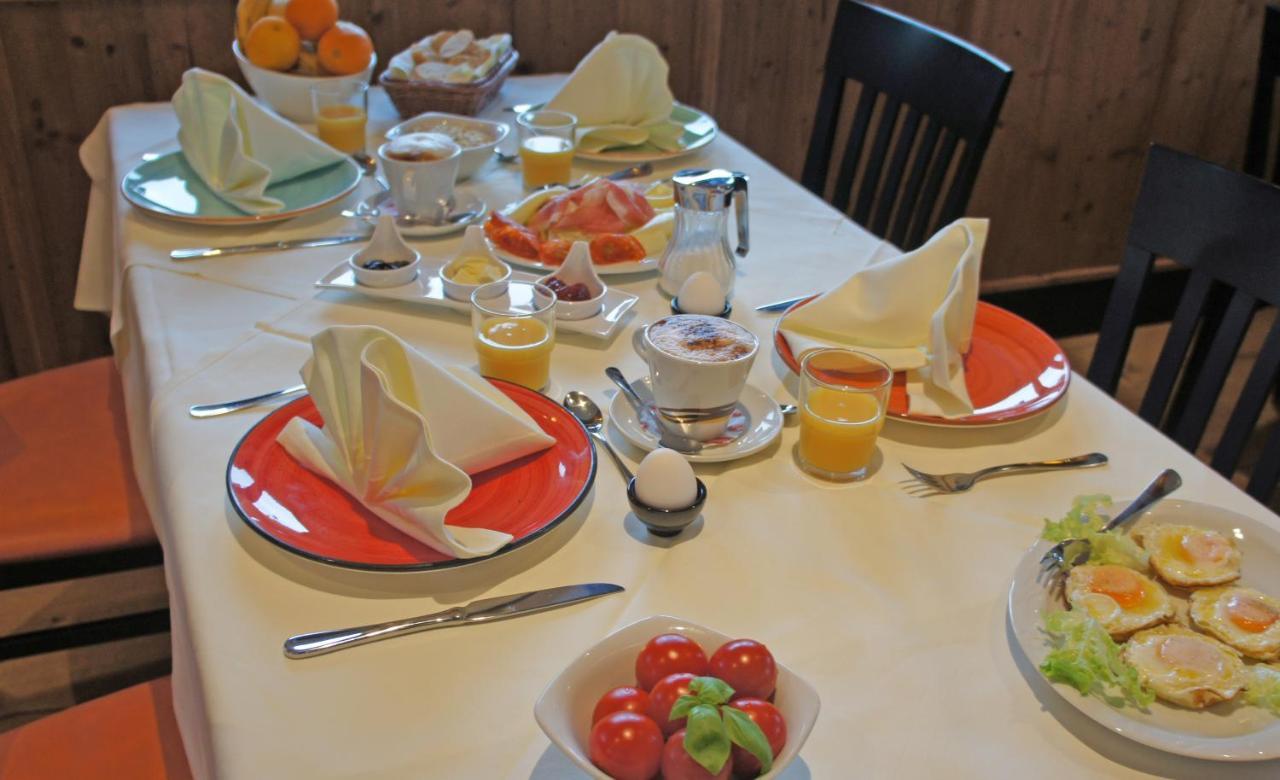 Hotel Heimfeld Restaurant Cafe Garching an Der Alz Exteriör bild