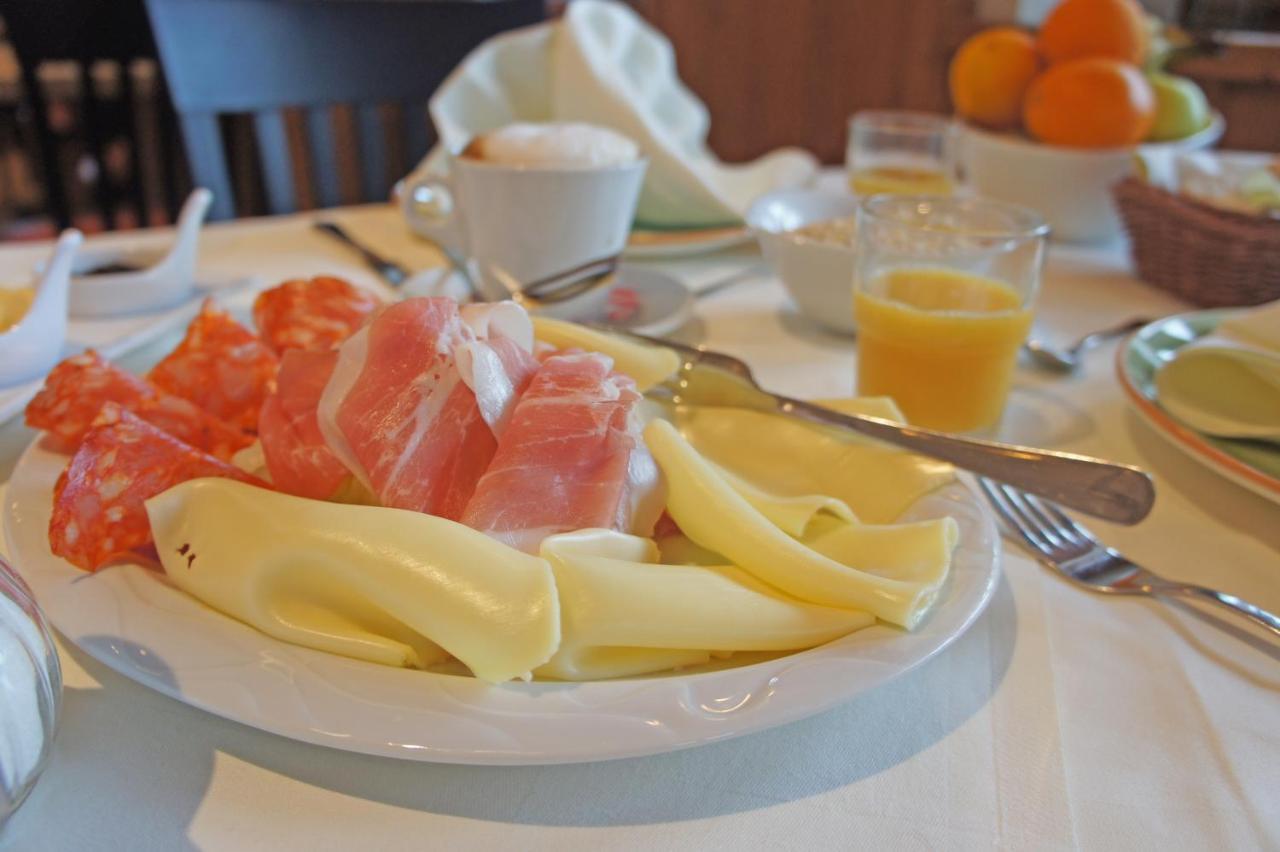 Hotel Heimfeld Restaurant Cafe Garching an Der Alz Exteriör bild